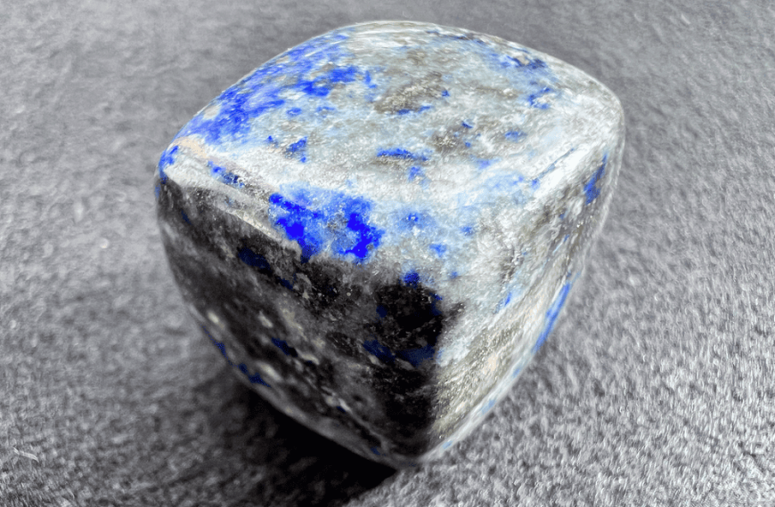 blue lapis lazuli cube on neutral background to illustrate a blue stone